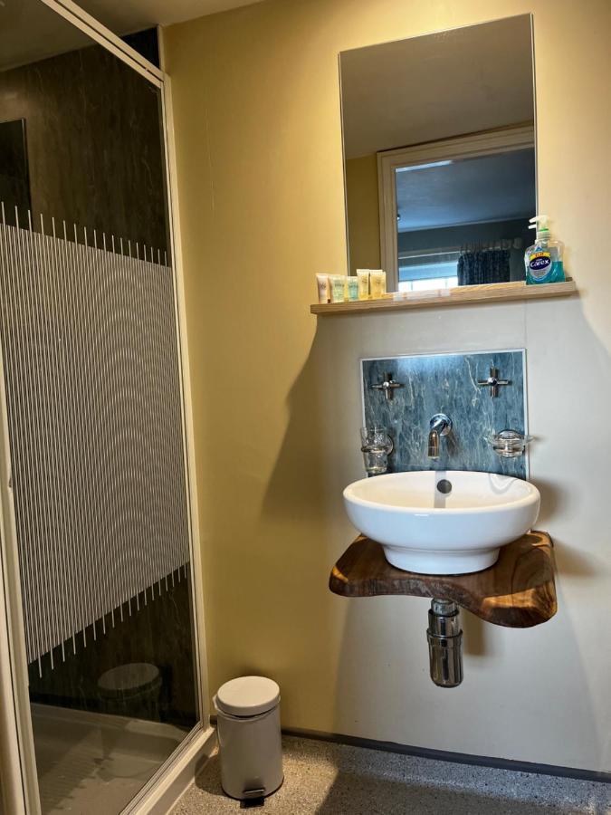The Vale Hotel Криклейд Экстерьер фото